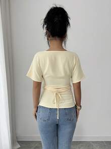 SHEIN Elenzya 女士优雅束腰系带露背设计T恤，夏季新品 - 淡黃色 - 查看 2