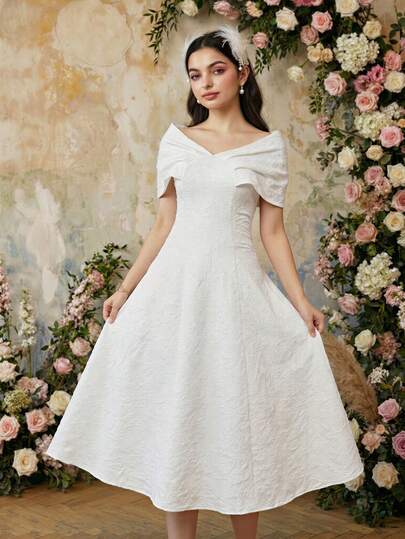 一件优雅褶皱纹理连衣裙，适合少女穿着，轻盈的荷叶边设计，裙摆柔软飘逸，适合多种场合。