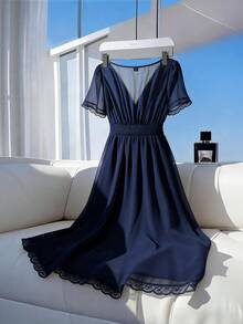 SHEIN Franclia 藏蓝色V领蕾丝拼接雪纺连衣裙，短袖，腰部褶皱，修身剪裁，中长款，温柔优雅仙女风连衣裙 - 藏蓝色 - 查看 2