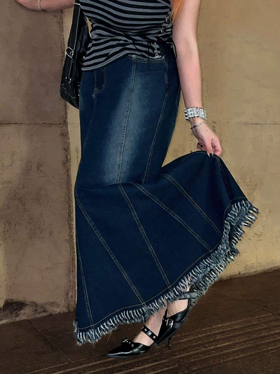 ROMWE Váy ngắn denim ôm sát người kiểu hippie cổ điển dành cho nữ cỡ lớn, có tua rua ở gấu váy và cạp chun. - Màu xanh lam - Xem 1