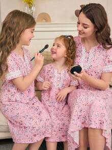 SHEIN Pijama Infantil para Meninas - Camisola Floral Rosa com Detalhe em Renda, Gola Redonda, Manga Curta e Comprimento até o Joelho. Ideal para Todas as Estações, Confortável e Perfeito para as Festas de Fim de Ano de 2026. Presente Essencial para o Berçário, Hora de Dormir, Casual, Vintage, Fofo, para Brincar, Macio e Estiloso para o Dia a Dia. - Rosa - Ver 1