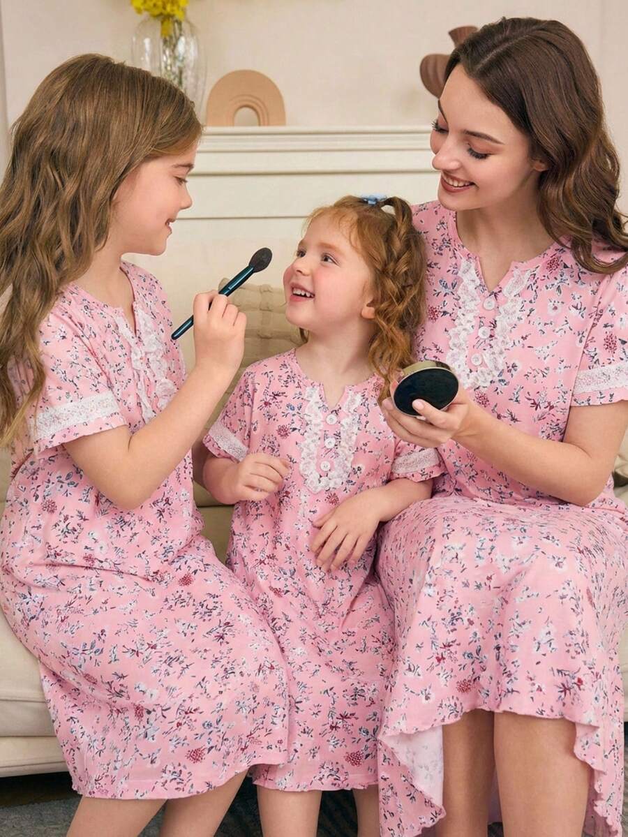 SHEIN Pijama Infantil para Meninas - Camisola Floral Rosa com Detalhe em Renda, Gola Redonda, Manga Curta e Comprimento até o Joelho. Ideal para Todas as Estações, Confortável e Perfeito para as Festas de Fim de Ano de 2026. Presente Essencial para o Berçário, Hora de Dormir, Casual, Vintage, Fofo, para Brincar, Macio e Estiloso para o Dia a Dia. - Rosa - Ver 1