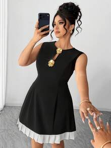 Elenzga 大码女装新款镂空金属玫瑰扣装饰无袖拼接荷叶边修身迷你连衣裙，适合春夏、返校、度假、毕业典礼、节日、情人节、圣诞节、音乐节、母亲节、万圣节、感恩节、复活节、国庆节、舞会、约会、派对、婚礼、户外活动等场合。 - 黑與白 - 查看 6