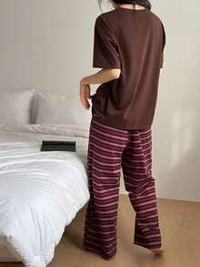 DAZY 2件套女士夏季宽松英文印花短袖T恤和条纹直筒裤睡衣套装，棕色 - 棕色 - 查看 2
