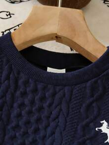 SHEIN Genkimix Kids 2件套男童时尚百搭白色针织面料刺绣装饰圆领短袖上衣搭配弹力腰水洗牛仔长裤套装，适合户外、度假、购物、派对、拍照等场合。 - 藏蓝色 - 查看 4