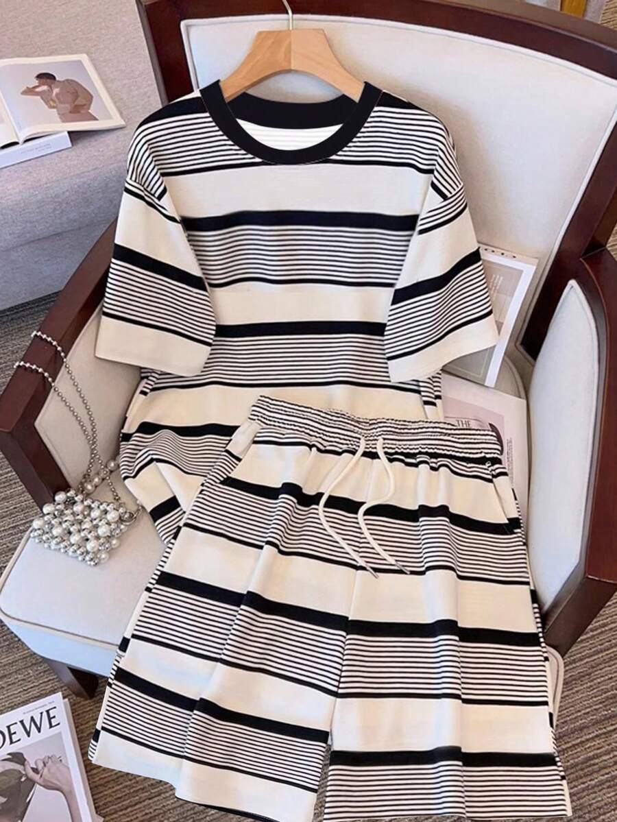 SHEIN 2件套女士夏季休闲拼色条纹圆领短袖T恤和短裤 - 白色 - 查看 1