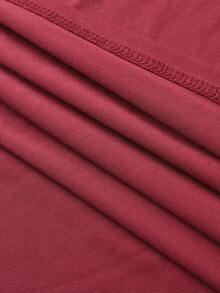 Maweii 这款圆领休闲上衣印有“祈祷改变一切”字样和金色十字架图案，柔软透气，适合日常休闲穿着，展现自然优雅的风格。 - 酒紅色 - 查看 4