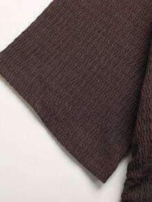 SHEIN 少女夏季休闲字母贴布褶皱修身短袖T恤和裤子套装 - 卡其色 - 查看 3