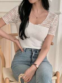 DAZY Camiseta casual de verano para mujer con cuello en V, parches de encaje y textura, ajuste ceñido - Blanco - Ver 2