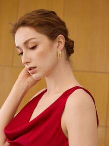 MOTF PREMIUM 18K GOLD PLATED CLAW CHAIN TASSEL SYMMETRIC MINIMALIST ELEGANT HOOP EARRINGS - Yellow Gold - View 3