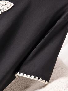CosyJoli Camiseta Casual de Manga Curta com Gola Redonda e Recorte Contrastante em Formato de Borboleta para Mulheres Plus Size - Preto - Visão 4