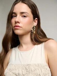 Nöista 这款米色褶皱荷叶边吊带背心兼具时尚与舒适，是打造优雅造型和简约返校装扮的必备单品。非常适合叠穿在开衫或西装外套内，打造商务休闲风；也可作为春夏可爱装扮的点睛之笔。 - 杏色 - 查看 6