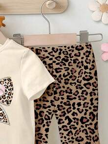 一套女婴休闲可爱豹纹蝴蝶结装饰圆领短袖T恤和豹纹喇叭裤套装，可爱日常穿着，适合外出。 - 彩色 - 查看 5