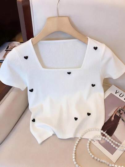 GlowEve 女士时尚基础款白色短袖修身T恤，饰有心形纽扣，适合日常穿着、婚礼、晚宴、通勤、毕业派对、节日、假期、约会、聚会、万圣节、圣诞节、新年、感恩节、婚礼等场合。