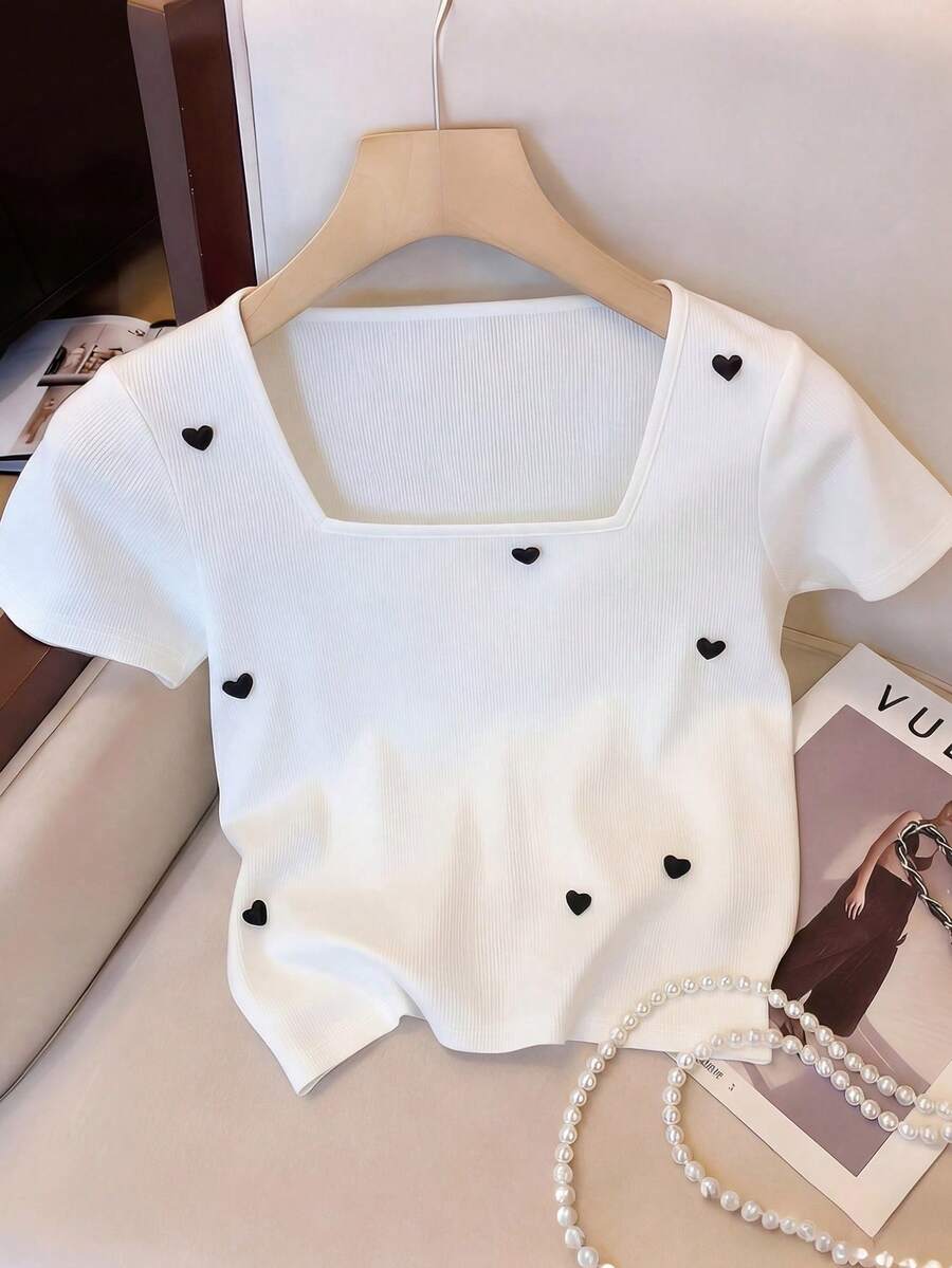GlowEve 女士时尚基础款白色短袖修身T恤，饰有心形纽扣，适合日常穿着、婚礼、晚宴、通勤、毕业派对、节日、假期、约会、聚会、万圣节、圣诞节、新年、感恩节、婚礼等场合。 - 白色 - 查看 1