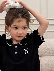 Dazy Kids Camiseta de manga corta con cuello, botones y estampado de lazo, casual para niña, versátil para uso diario - Negro - Ver 9