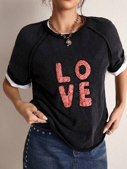 Freevana Kortärmad design i amerikansk avslappnad sommartopp i vintagegrå och rosa med kontrasterande spetsmotiv och "LOVE"-tryck, mångsidig sommartopp, t-shirt med alla hjärtans dag-motiv