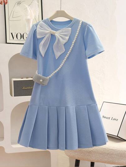 SHEIN 这款少女时尚休闲学院风针织弹力提花面料蓝色圆领套头短袖连衣裙，正面饰有对比鲜明的白色珍珠蝴蝶结，下摆有褶裥，袖子为泡泡袖设计，适合日常外出、上学、户外度假等各种场合，春夏皆宜穿着。
