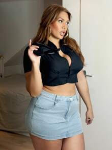 MelDlgn 大码女式纯色短腰收腰短袖衬衫配领带 - 黑色 - 查看 4