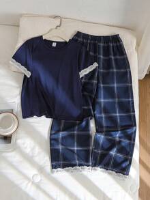 Bộ đồ ngủ 2 món cho bé gái tuổi teen, màu xanh navy thanh lịch, cổ tròn, viền ren ở cổ tay và gấu áo, tay ngắn và quần in họa tiết kẻ caro xanh trắng, thoải mái và thường ngày. - Màu xanh lam - Xem 1