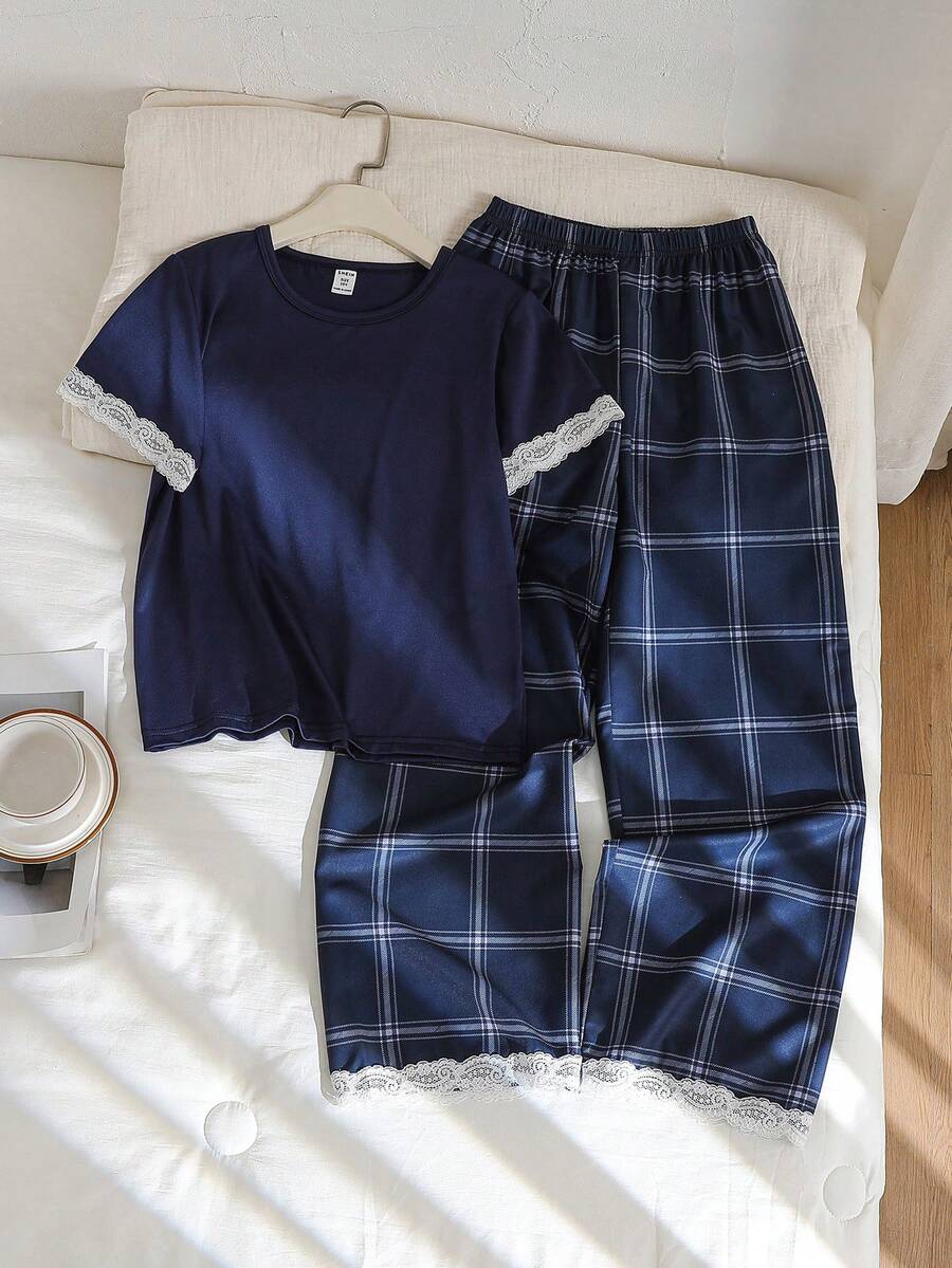 Bộ đồ ngủ 2 món cho bé gái tuổi teen, màu xanh navy thanh lịch, cổ tròn, viền ren ở cổ tay và gấu áo, tay ngắn và quần in họa tiết kẻ caro xanh trắng, thoải mái và thường ngày. - Màu xanh lam - Xem 1