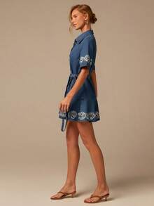 COSMINA Denim 女士翻领花卉刺绣系带牛仔连衣裙，时尚百搭，适合约会和外出穿着 - 中等水洗藍 - 查看 6