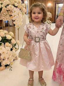 SHEIN Đầm liền thân dễ thương, đa năng, thanh lịch không tay cho bé gái, kèm thắt lưng vải jacquard, kiểu dáng nữ tính và trang nhã, đầm công chúa, thích hợp cho tiệc sinh nhật, mùa tựu trường, tiệc tối, biểu diễn, đám cưới, lễ rửa tội, lễ khai trương, trong nhà và ngoài trời, sử dụng hàng ngày, thể thao, vui chơi, tiệc tùng, chụp ảnh, kỳ nghỉ, lễ hội, thích hợp cho mùa thu và mùa đông. Đầm dự tiệc cưới cho bé gái, đầm dạ hội cho bé gái, đầm dự tiệc màu vàng hồng cho bé gái. - Rượu sâm banh - Xem 4