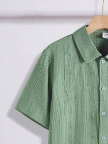 SHEIN Áo sơ mi nam tuổi teen tay ngắn, màu trơn, cài cúc phía trước, chất liệu vải có họa tiết, kiểu dáng thường ngày, thích hợp cho mùa hè. - xanh quân đội - Xem 4