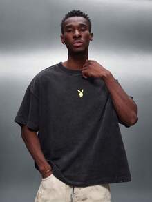 PLAYBOY X SUMWON 宽松版型圆领短袖T恤，背面印有1953年档案图案 - 黑色 - 查看 2