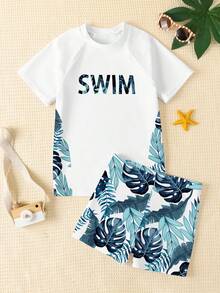 SHEIN Bộ đồ bơi nam trẻ em gồm áo thun ngắn tay cổ tròn dáng rộng thoải mái và quần short, thích hợp cho mùa hè. Họa tiết cây dừa, rừng nhiệt đới, in hình đồ họa chữ và hình ảnh minh họa. - Nhiều màu - Xem 2