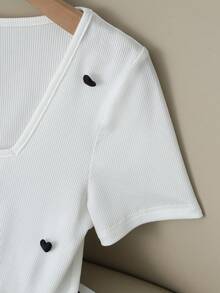 GlowEve 女士时尚基础款白色短袖修身T恤，饰有心形纽扣，适合日常穿着、婚礼、晚宴、通勤、毕业派对、节日、假期、约会、聚会、万圣节、圣诞节、新年、感恩节、婚礼等场合。 - 白色 - 查看 3