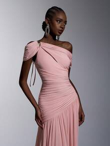 Elitara 这款粉色弹力网纱连衣裙优雅简约，时尚别致，饰有手工金属装饰，采用不对称领口设计，A字裙摆飘逸灵动，并带有褶裥。适合各种正式场合，包括婚礼宾客、约会、派对和伴娘礼服。单肩连衣裙，优雅长款粉色连衣裙，腮红粉色连衣裙，女士粉色礼服，女士正式优雅晚礼服。 - 粉色 - 查看 6