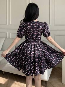 Celisse Vestido corto de mujer con cuello en V cruzado y mangas cortas con estampado total - Negro - Ver 2