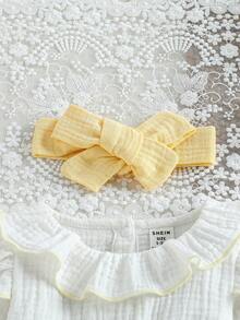 SHEIN Vintaside Kids Bộ áo liền quần dài tay hai lớp màu trắng cho bé gái, cổ bèo nhún, phối màu xanh lá cây với nơ, kèm băng đô rời, phù hợp cho mọi mùa xuân hè đông, đơn giản và dễ thương cho cả mặc trong nhà và ngoài trời. - Màu vàng - Xem 3