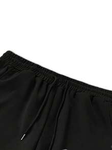 ROMWE MEN Conjunto de camiseta de manga corta con cuello redondo y pantalones con estampado minimalista para hombre - Negro - Ver 5