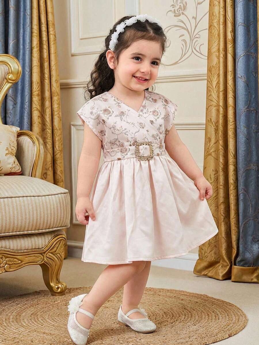 SHEIN Đầm liền thân dễ thương, đa năng, thanh lịch không tay cho bé gái, kèm thắt lưng vải jacquard, kiểu dáng nữ tính và trang nhã, đầm công chúa, thích hợp cho tiệc sinh nhật, mùa tựu trường, tiệc tối, biểu diễn, đám cưới, lễ rửa tội, lễ khai trương, trong nhà và ngoài trời, sử dụng hàng ngày, thể thao, vui chơi, tiệc tùng, chụp ảnh, kỳ nghỉ, lễ hội, thích hợp cho mùa thu và mùa đông. Đầm dự tiệc cưới cho bé gái, đầm dạ hội cho bé gái, đầm dự tiệc màu vàng hồng cho bé gái. - Rượu sâm banh - Xem 1