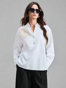 Camisa de manga comprida com cintura marcada e modelagem flare, gola boneca, coleção Primavera/Verão 2026. Ideal para festas urbanas modernas, volta às aulas, uso casual minimalista urbano, estilo boêmio, férias, festivais, primavera, Dia dos Namorados, carnaval e festas na praia. Elegante e perfeita para ocasiões especiais. - Branco - Ver 5