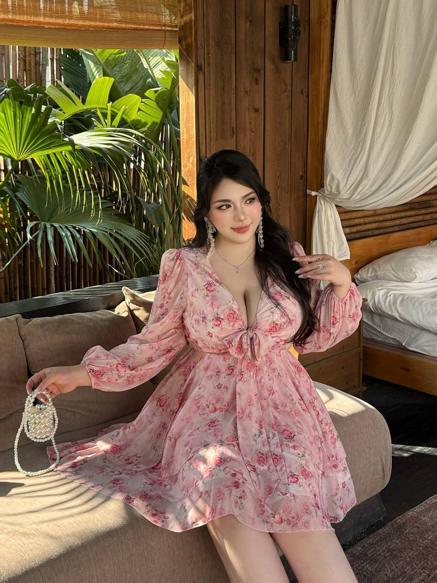 Vibekara Vestido longo plus size feminino vintage elegante francês romântico com decote em V, laço nas costas, estampa floral, chiffon, camadas de babados na barra e modelagem evasê. Ideal para casamentos, volta às aulas, festivais de música, férias, primavera e verão. - Multicolorido - Ver 1