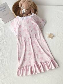 SHEIN Camisola infantil feminina, modelo solto e fino, com estampa de estrelas e lua rosa, detalhes em renda, roupa de dormir infantil estilosa para o verão. - Rosa - Ver 3