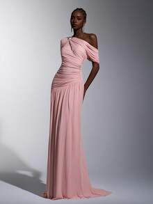 Elitara 这款粉色弹力网纱连衣裙优雅简约，时尚别致，饰有手工金属装饰，采用不对称领口设计，A字裙摆飘逸灵动，并带有褶裥。适合各种正式场合，包括婚礼宾客、约会、派对和伴娘礼服。单肩连衣裙，优雅长款粉色连衣裙，腮红粉色连衣裙，女士粉色礼服，女士正式优雅晚礼服。 - 粉色 - 查看 4