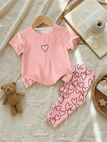 SHEIN 童话粉色，可爱爱心图案印花，少女休闲舒适柔软圆领短袖T恤和打底裤套装，适合春夏日常、居家、度假、街头风、派对、外出等场合，轻松舒适，时尚少女，休闲装，儿童爱心图案服装，春夏服装，时尚夏季，新款，充满情人节氛围