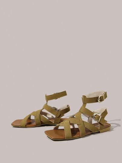 Styleloop Damsandaler med brunt spänne, lätta, lyxiga, moderiktiga, mångsidiga, fest-/avslappnade, utomhus, strandsemester, retro, bohemiska, eleganta, minimalistiska, platta sandaler, rekommenderade av influencers.