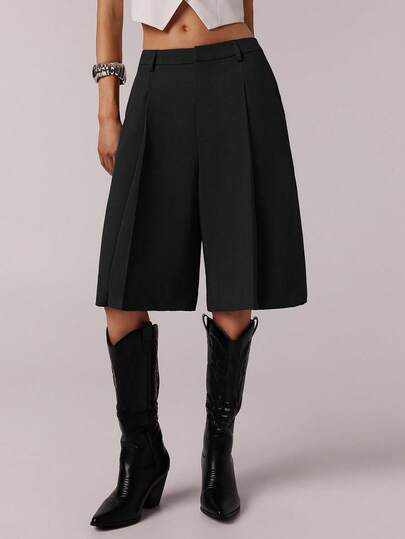 SHEIN Tall CURVE Nieuwe plus size damesbermudashorts in effen zwart, modieus en stijlvol. De hoge taille zorgt ervoor dat je er slanker uitziet en je benen langer lijken. Geschikt voor lange vrouwen. Geschikt voor alle seizoenen en gelegenheden.