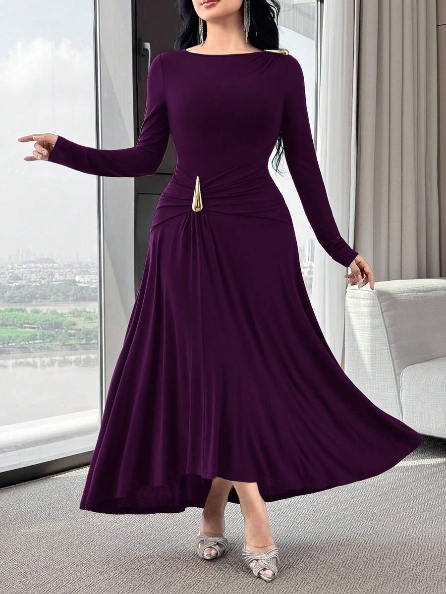 Modelyn 女士纯色船领金属装饰褶皱优雅中长连衣裙