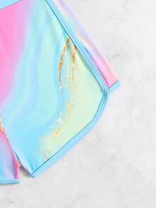 SHEIN 这款少女两件式泳衣套装，包含一件粉彩大理石纹印花连体泳衣和配套泳裤，是海滩和泳池玩耍的完美之选。泳衣采用柔软、弹力、速干面料制成，主打“时尚泳装”、“可爱夏日套装”和“色彩缤纷的女孩泳装”。适合16岁女孩、12岁女孩穿着，色彩鲜艳，款式多样。这款连体泳衣采用大理石纹印花，适合少女穿着。 - 彩色 - 查看 5