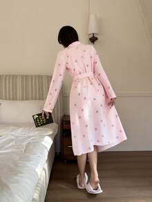 Dream Adore 女士睡袍清新、优雅、甜美、可爱、浪漫，粉色蝴蝶结条纹印花长袖双贴袋睡袍，搭配同色印花腰带，适合日常居家休闲穿着，舒适睡眠。 - 粉色 - 查看 3