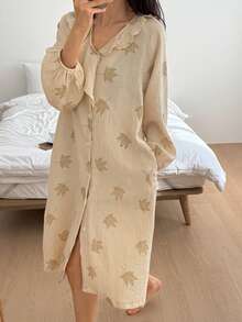 DAZY Áo ngủ nữ dáng rộng, chất liệu chiffon in họa tiết lá phong, cổ bèo nhún. - Màu be - Xem 7