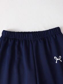 Bộ đồ thể thao mùa thu/đông cho bé gái, áo nỉ cổ chéo phối dây, vai bất đối xứng, nơ ngắn in họa tiết + quần ống đứng cạp chun cùng màu, 2 món phong cách tối giản thường ngày. - Màu xanh hải quân - Xem 5