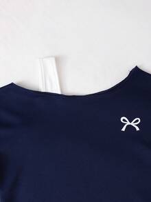 Bộ đồ thể thao mùa thu/đông cho bé gái, áo nỉ cổ chéo phối dây, vai bất đối xứng, nơ ngắn in họa tiết + quần ống đứng cạp chun cùng màu, 2 món phong cách tối giản thường ngày. - Màu xanh hải quân - Xem 3