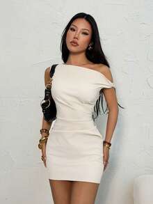 SHEIN PETITE 新款不对称肩部设计褶皱腰身显瘦迷你杏色紧身连衣裙，夜店装扮，性感女装 - 白色 - 查看 7